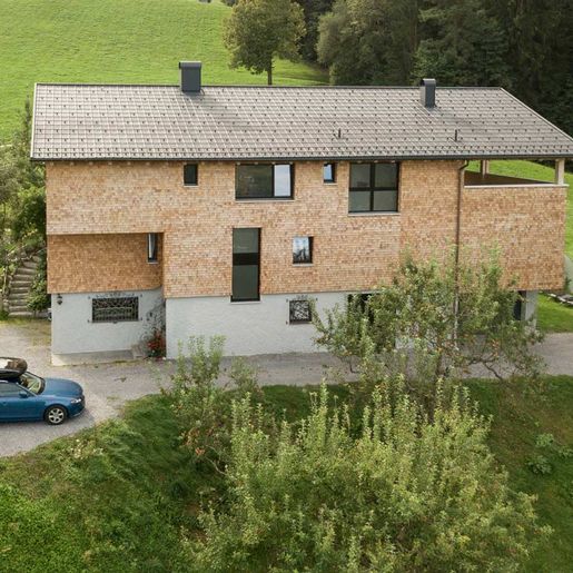 Mehrfamilienhaus mit Holzfassade